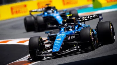 Gaya Balap Agresif Max Verstappen Dikritik Carlos Sainz di F1 Miami 2026