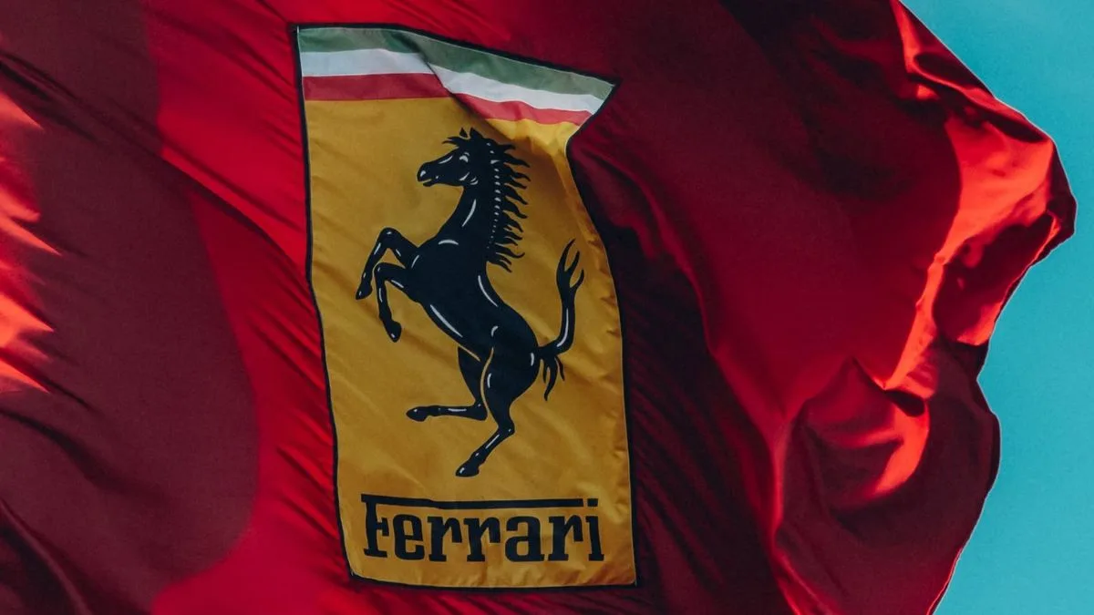 Buntut Insiden Tikungan Pertama GP Italia, Ketegangan Lewis Hamilton dan Charles Leclerc di Ferrari Kian Memanas